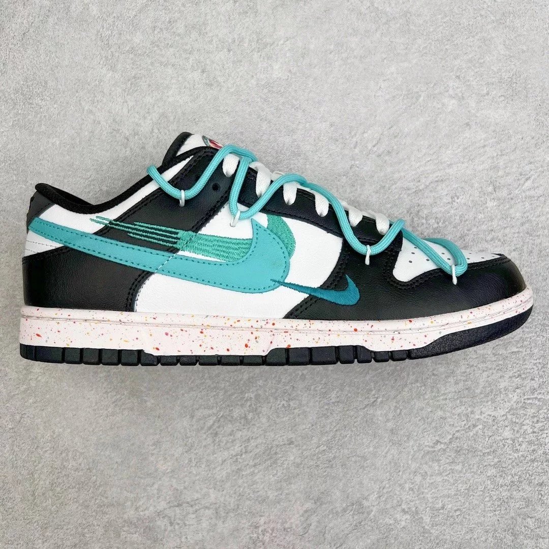 Nike Sneakers Dunk Low SE Triple Swoosh — Black and green