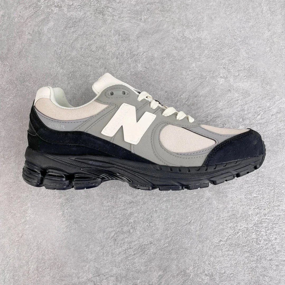New Balance Sneakers 2002R — Black and white