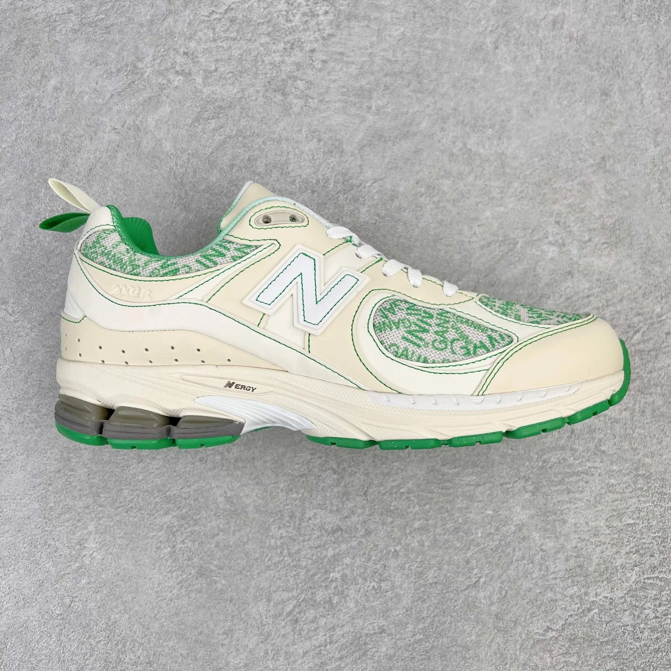 New Balance Sneakers 2002R — White and green