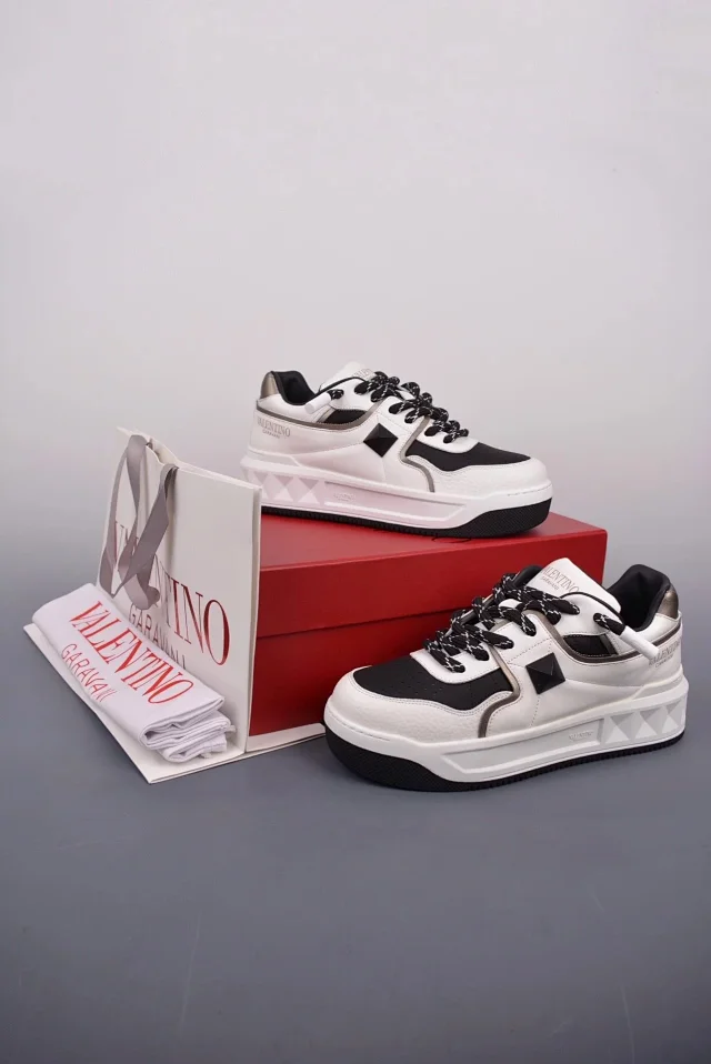 Valentino Garavani Sneakers One Stud low-top product detail image 5