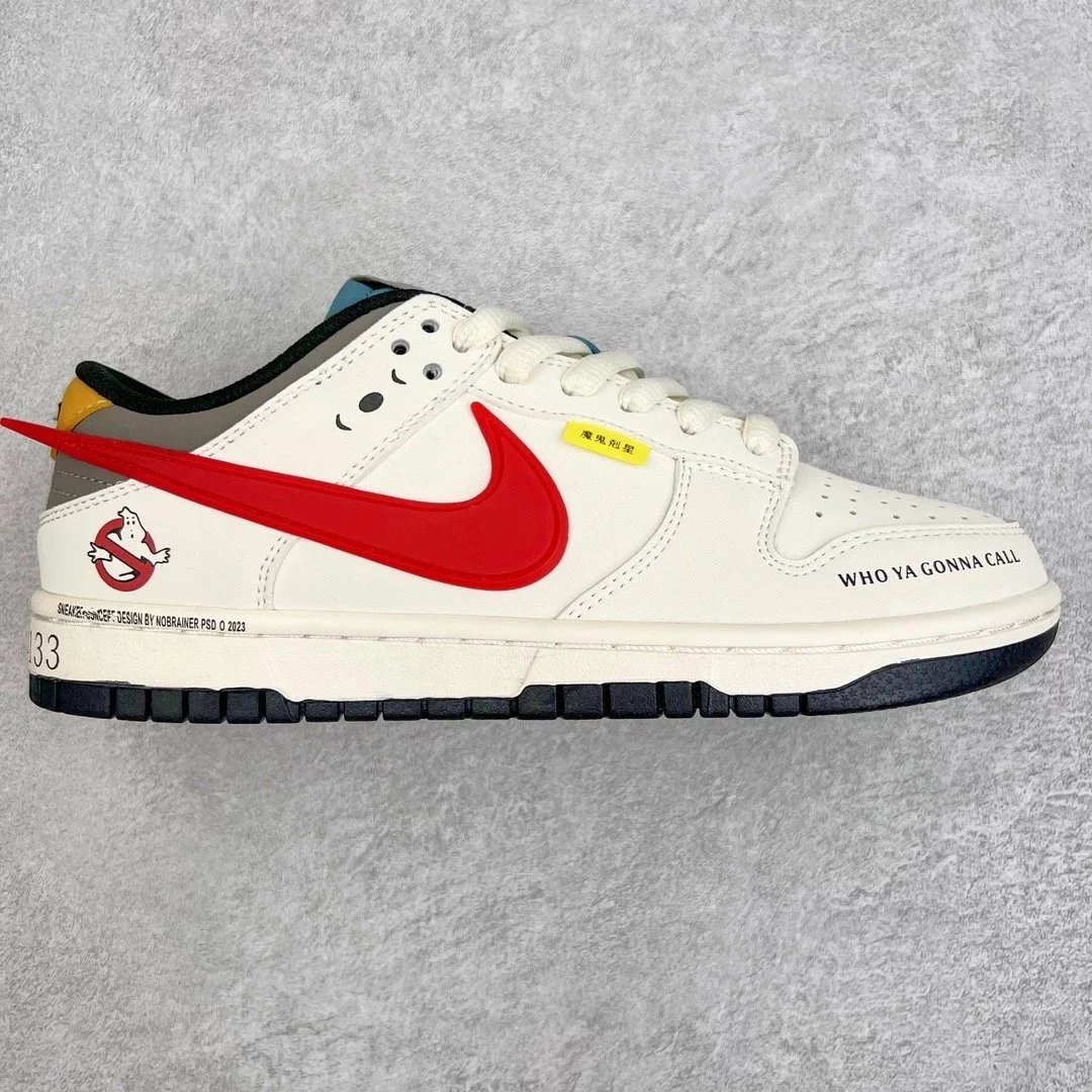 Nike Sneakers Dunk Low — White, gray, and red