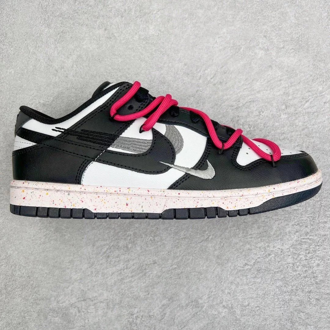 Nike Sneakers Dunk Low SE Triple Swoosh — Black and white