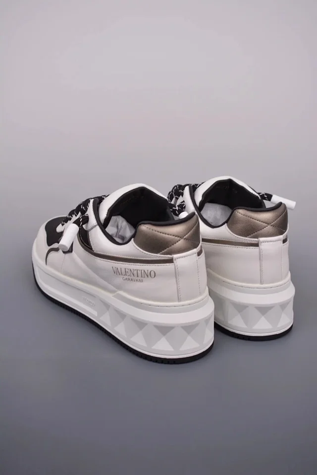 Valentino Garavani Sneakers One Stud low-top product detail image 2