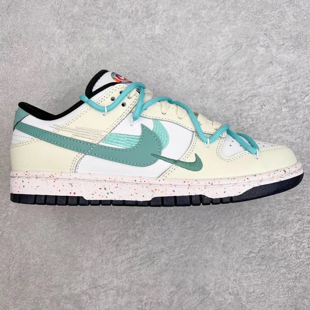 Nike Sneakers Dunk Low SE Triple Swoosh — Beige and green
