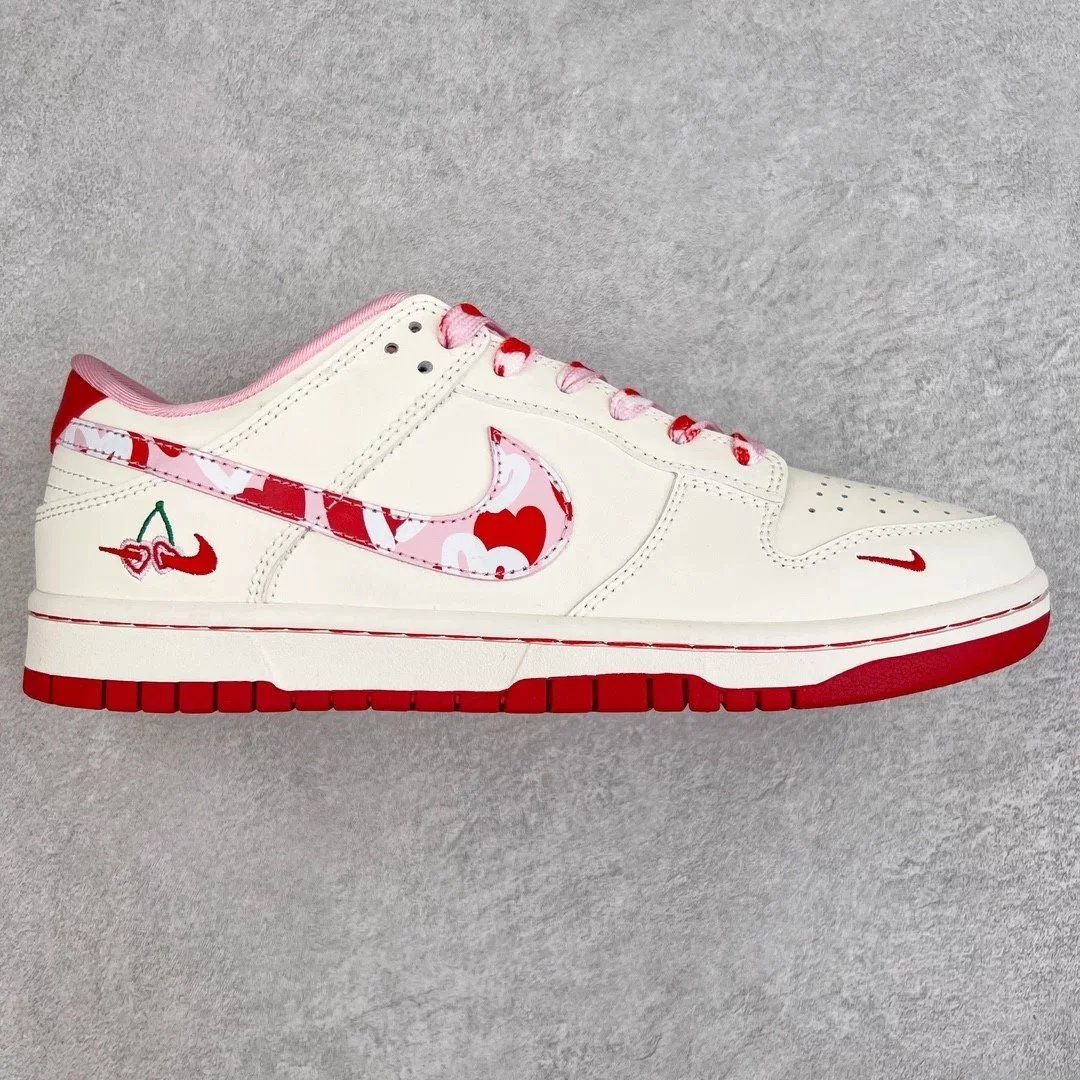 Nike Sneakers Dunk Low — White and red