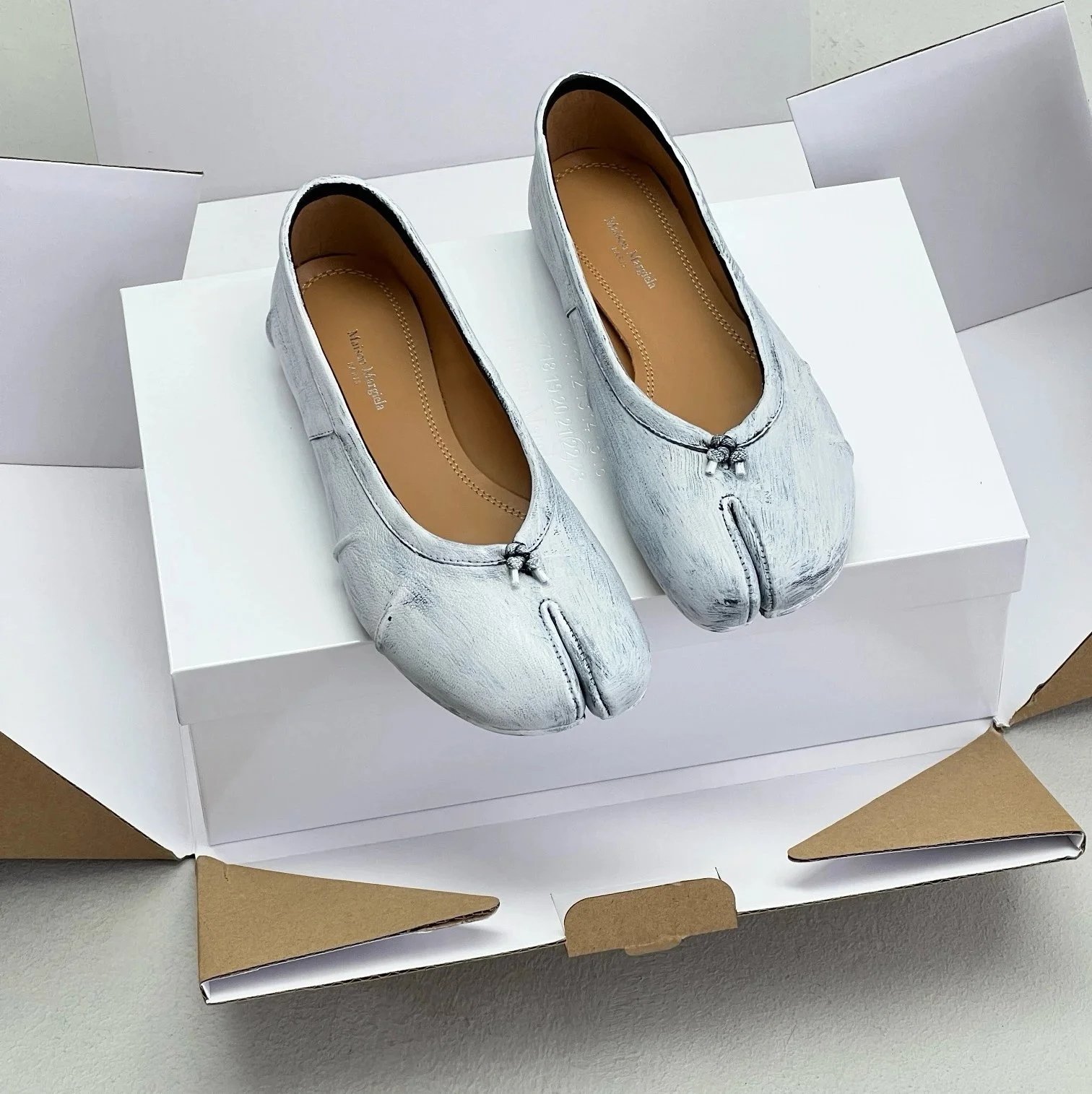 Maison Margiela Leather Shoes Tabi split-toe ballet flats — pleated split toe white