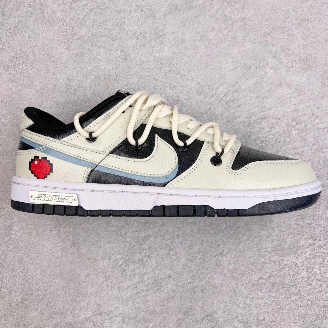 Nike Sneakers SB Dunk Low Deconstruction — Black and white