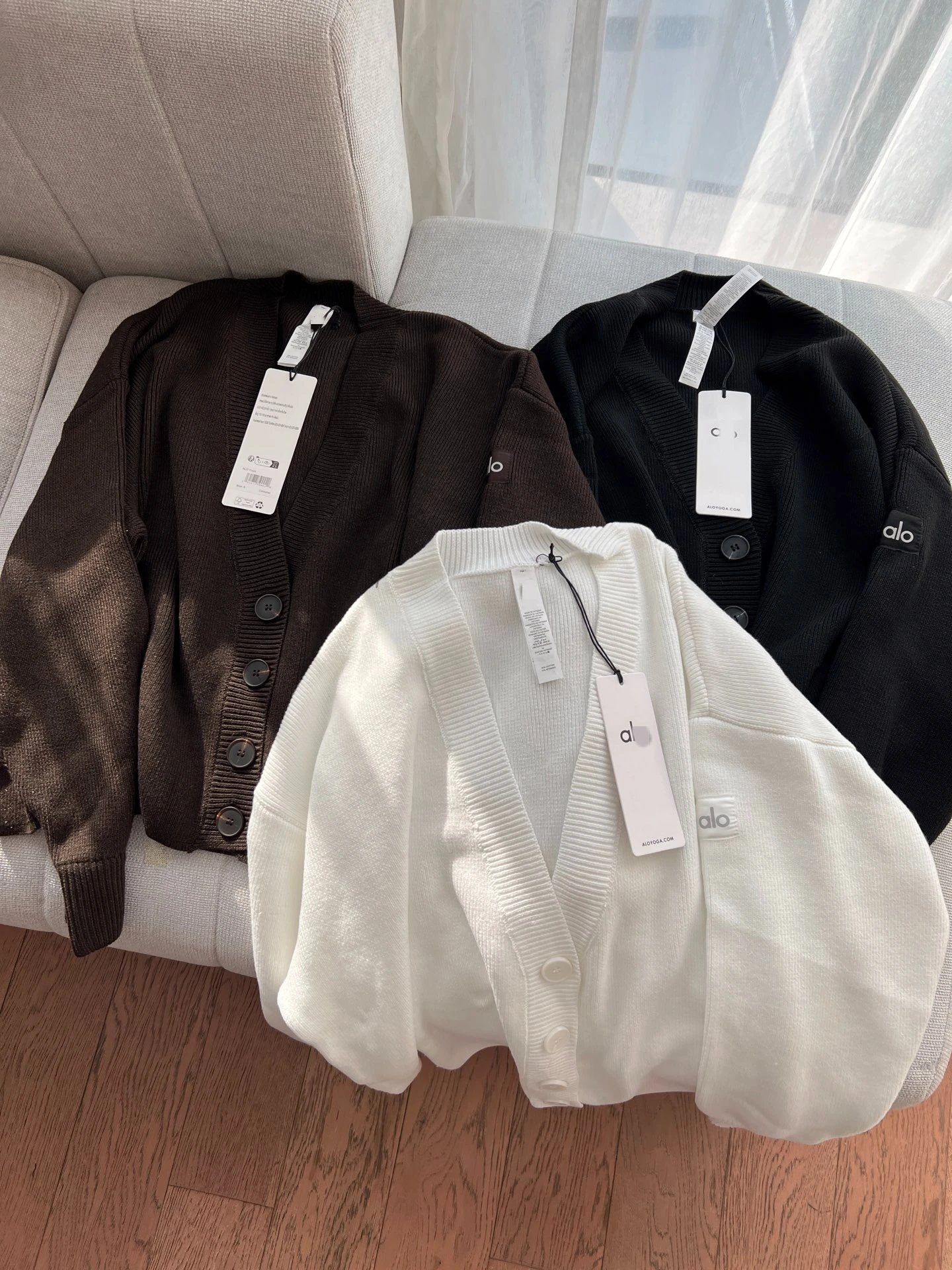 Alo Yoga Essential V-Neck Cardigan Black - 4