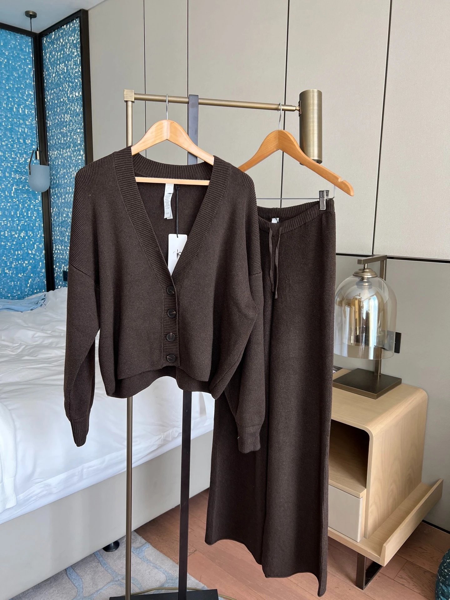 Alo Yoga Essential V-Neck Cardigan Black - 9
