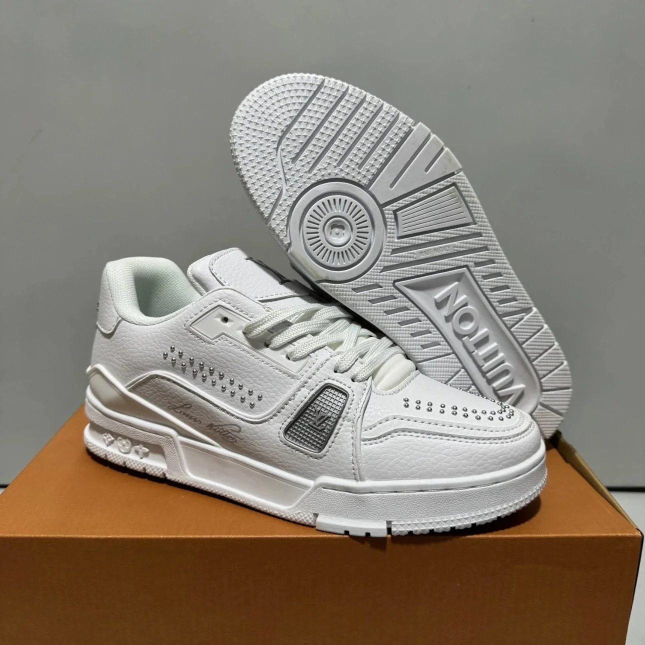 头层 LV柳钉板鞋白色 驴鞋25新款trainer黑柳钉LOUIS VUITTON Trainer鞋2025早春男士系列牛皮男鞋女鞋 圆头系带低帮板鞋男款白色LV鞋子LV黑武士trainer黑武士二手