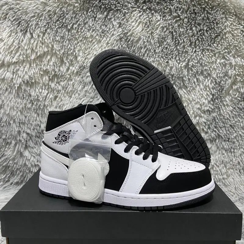 纯原头层 耐克Nike Air Jordan Mid AJ1 男女同款 反转黑白熊猫554724 113 乔丹1代中帮篮球鞋男鞋女鞋情侣鞋生日礼物男女旅游鞋 舒适透气防滑耐磨运动板鞋 复古经典百搭休闲