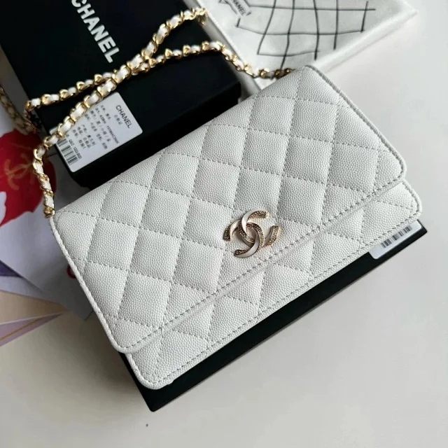 Chanel Crossbody Bags Quilted chain-strap product detail image 2