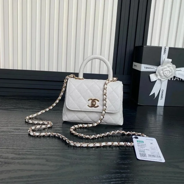Chanel Crossbody Bags Quilted chain-strap product detail image 5