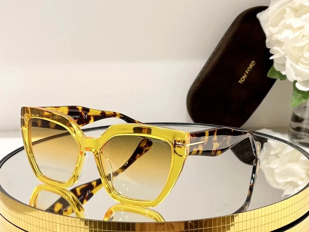 Tom Ford Eyewear Square aviator sunglasses with brow bar and T-logo temples — 32