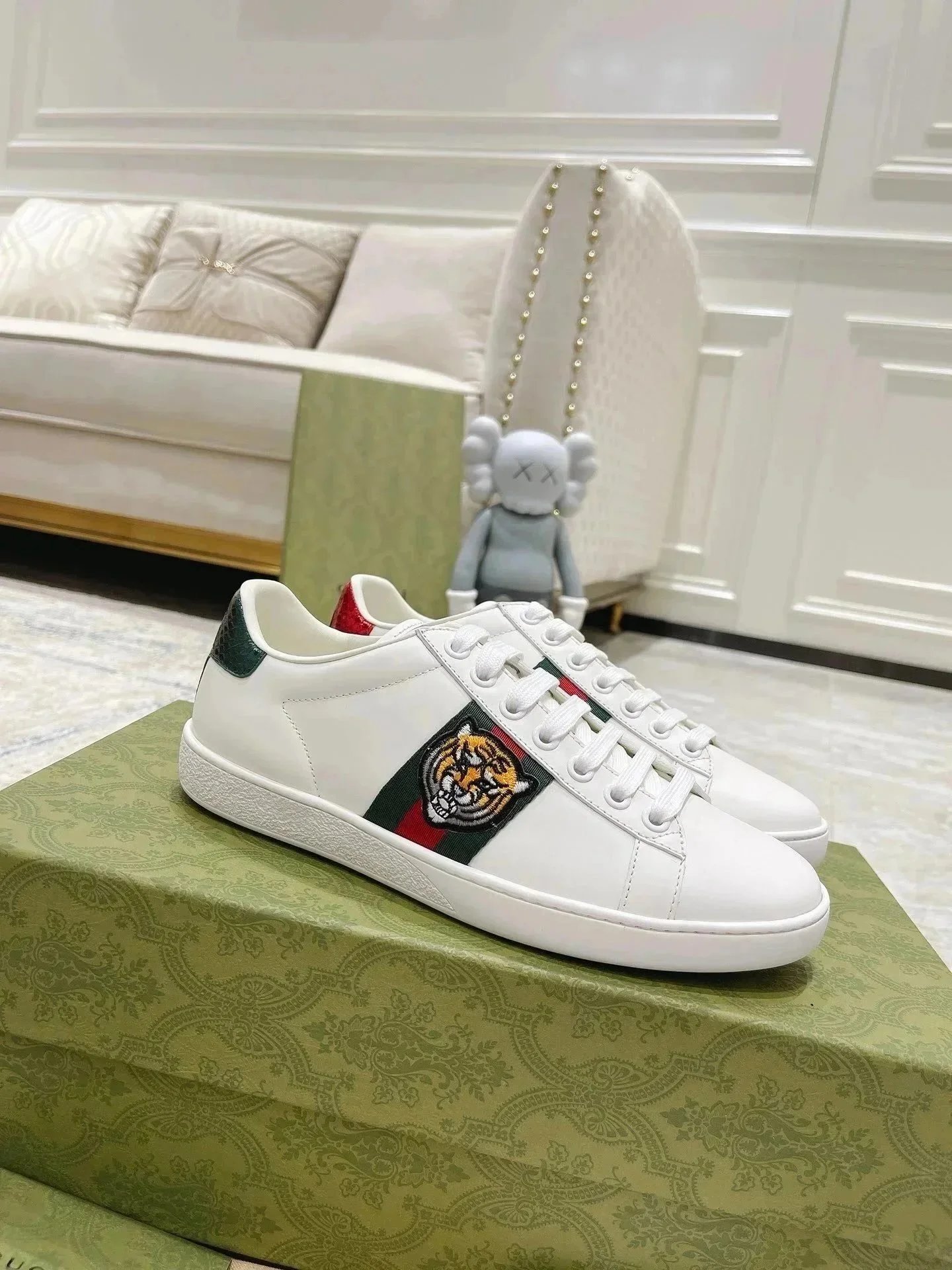 Spliced Retro Lace-Up Sneakers photo 4