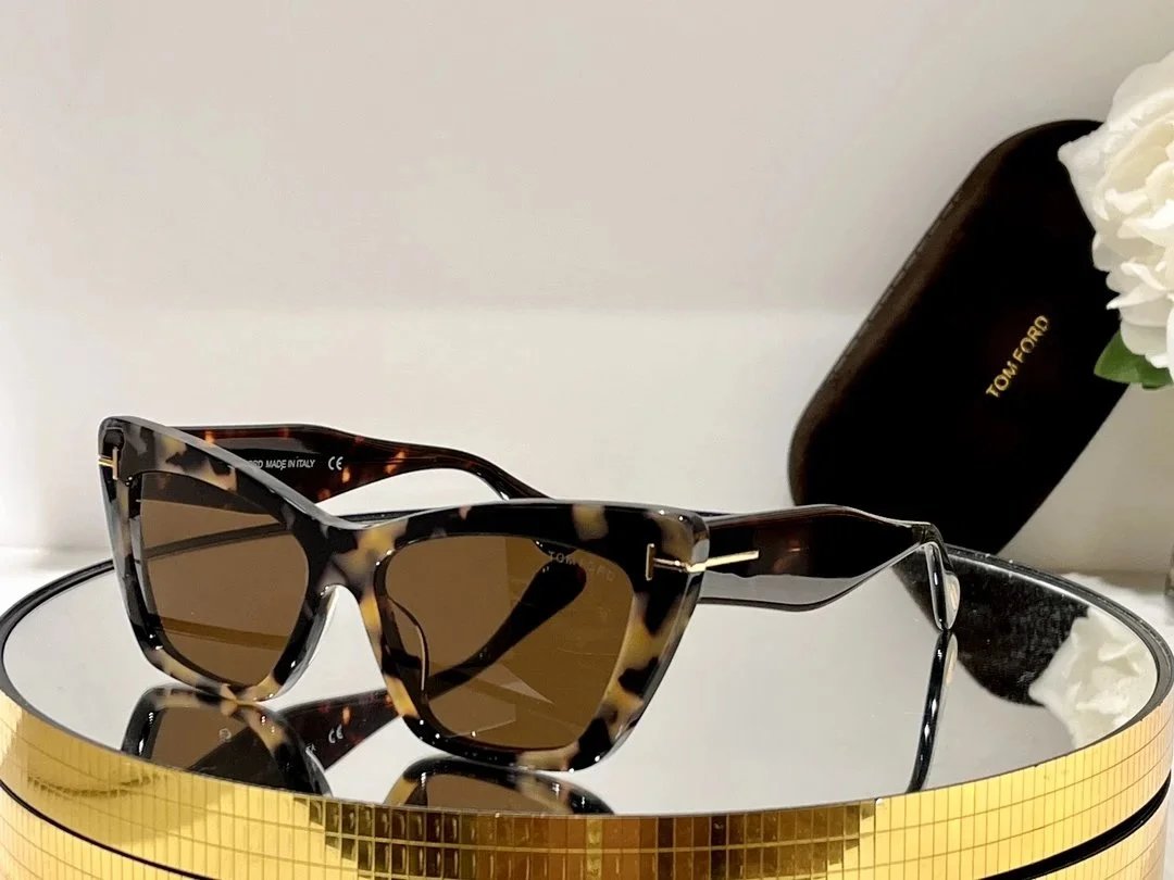 Tom Ford Eyewear Square aviator sunglasses with brow bar and T-logo temples — 17