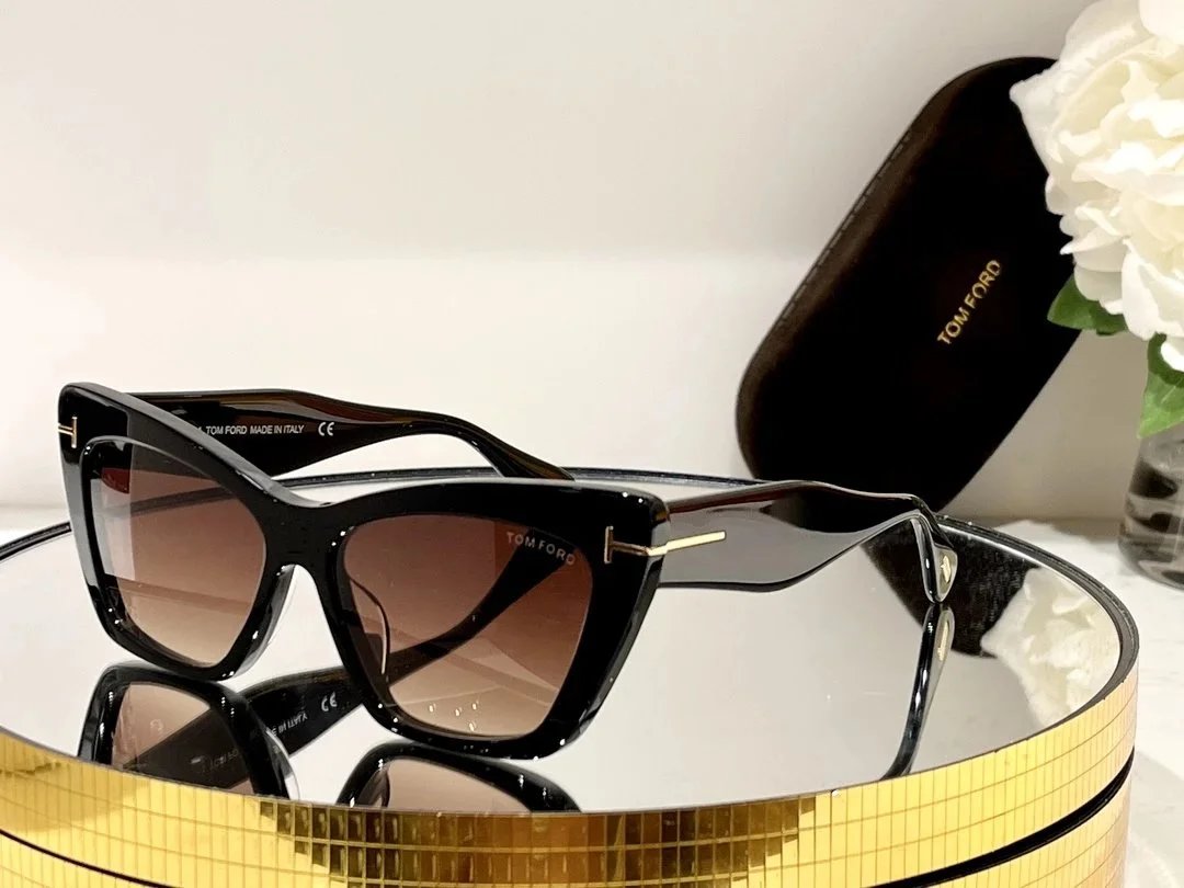 Tom Ford Eyewear Square aviator sunglasses with brow bar and T-logo temples — 18
