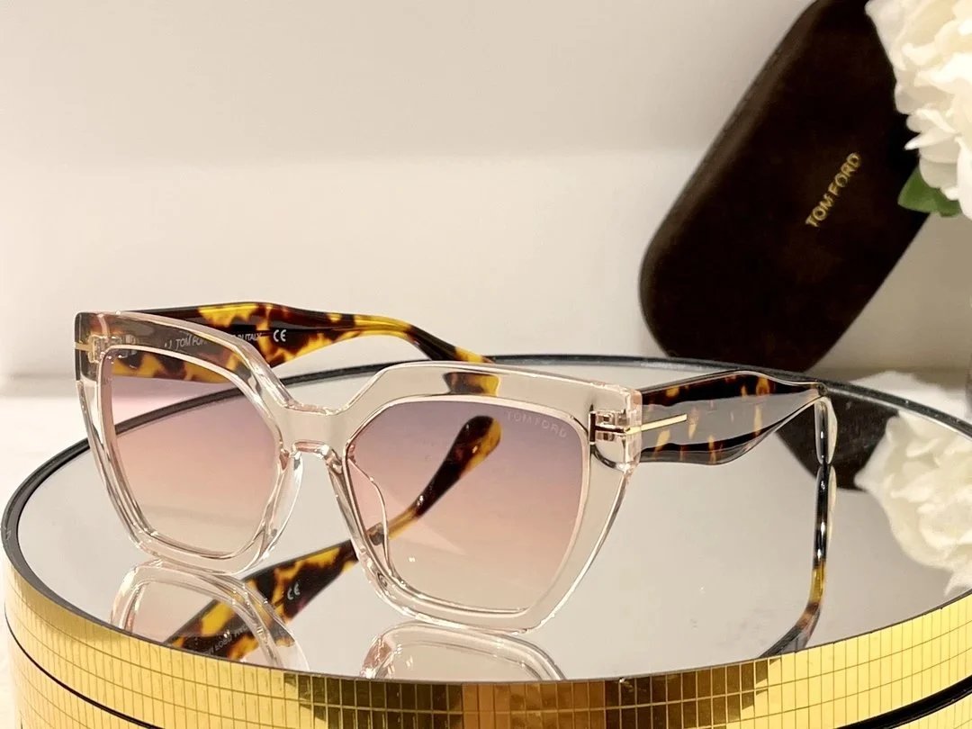 Tom Ford Eyewear Square aviator sunglasses with brow bar and T-logo temples — 26