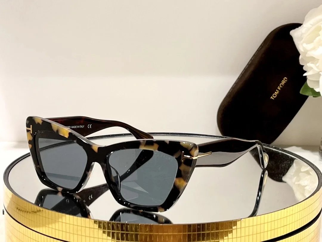 Tom Ford Eyewear Square aviator sunglasses with brow bar and T-logo temples — 22
