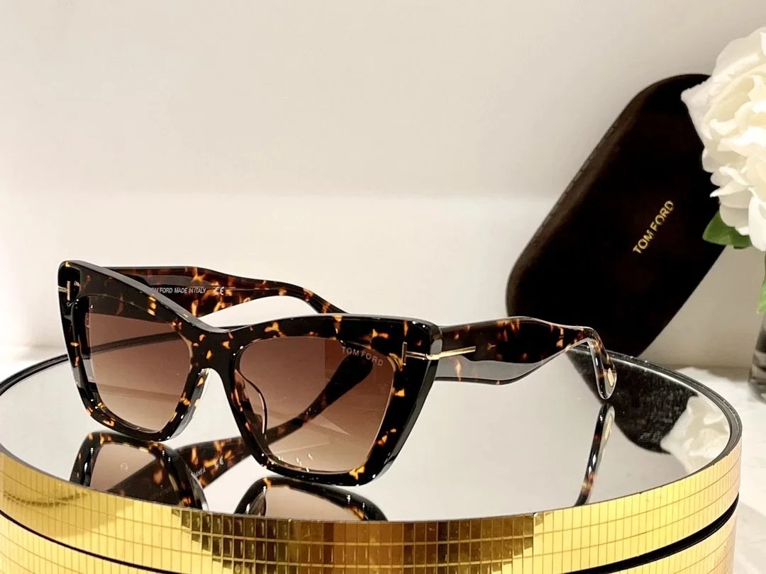Tom Ford Eyewear Square aviator sunglasses with brow bar and T-logo temples — 23