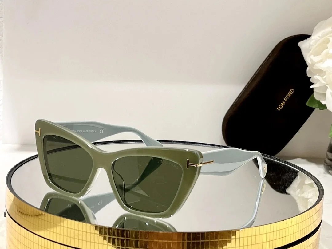 Tom Ford Eyewear Square aviator sunglasses with brow bar and T-logo temples — 21