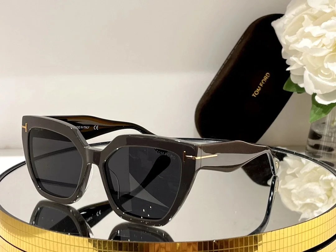 Tom Ford Eyewear Square aviator sunglasses with brow bar and T-logo temples — 29