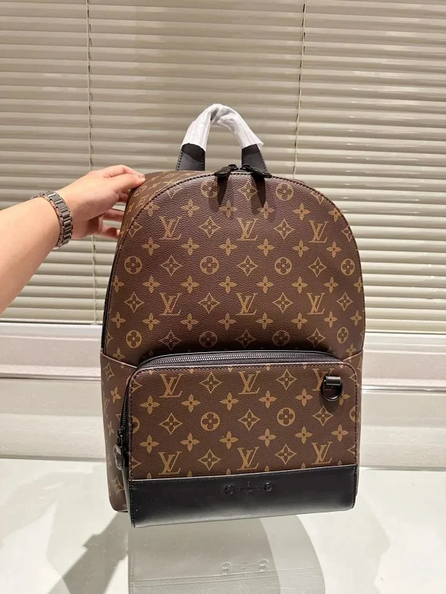 Louis Vuitton Backpacks Monogram Backpack with Front Zip Pocket product detail image 4