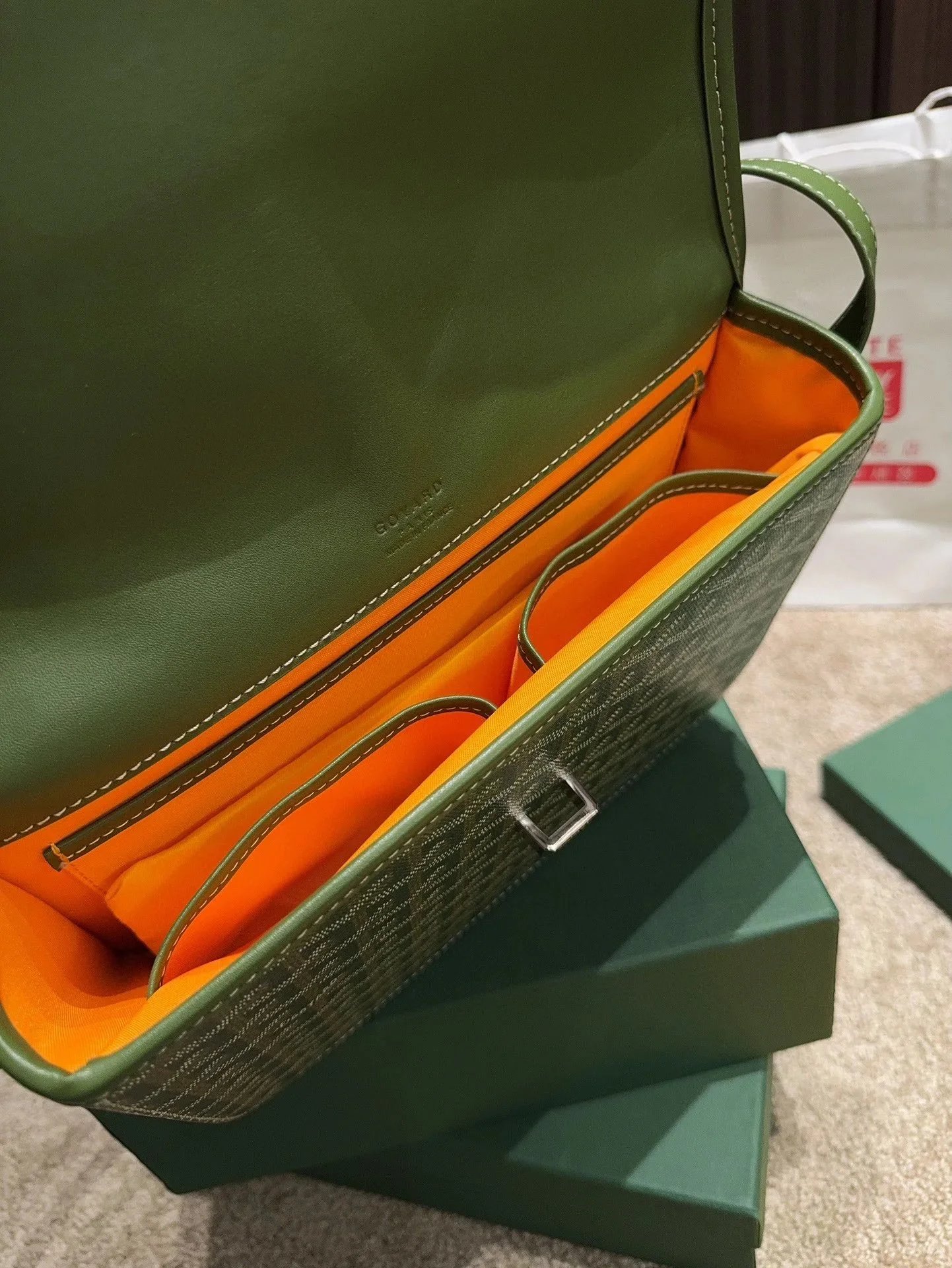 A  messenger bagVery high quality SizeDimensions 2617cm 9