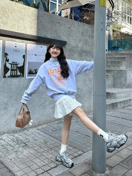 Mardi Flower Embroidered Oversized Sweatshirt in Beige with Pink Lace Skirt - 49