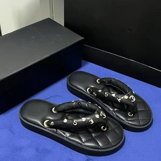 Chanel Sandals Quilted Platform Thong with Charm Details product detail image 1