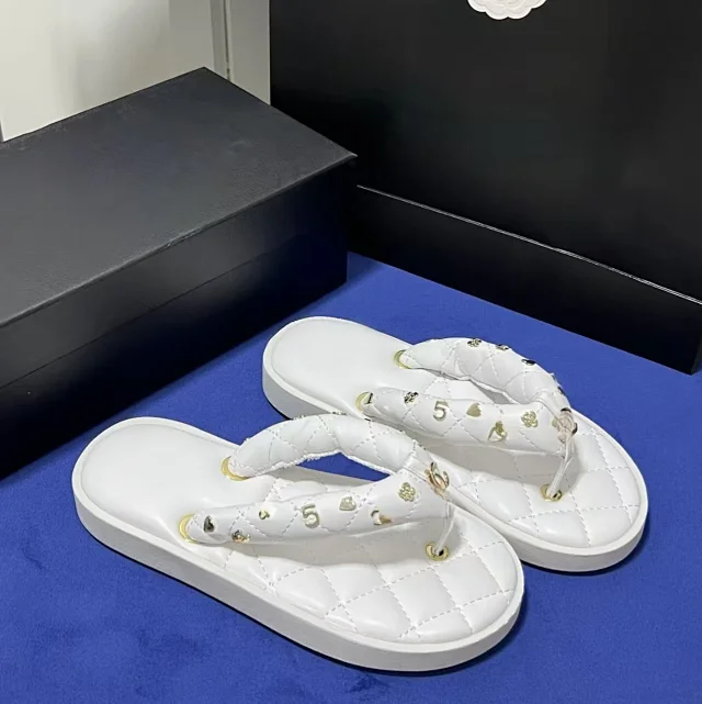 Chanel Sandals Quilted Platform Thong with Charm Details product detail image 4