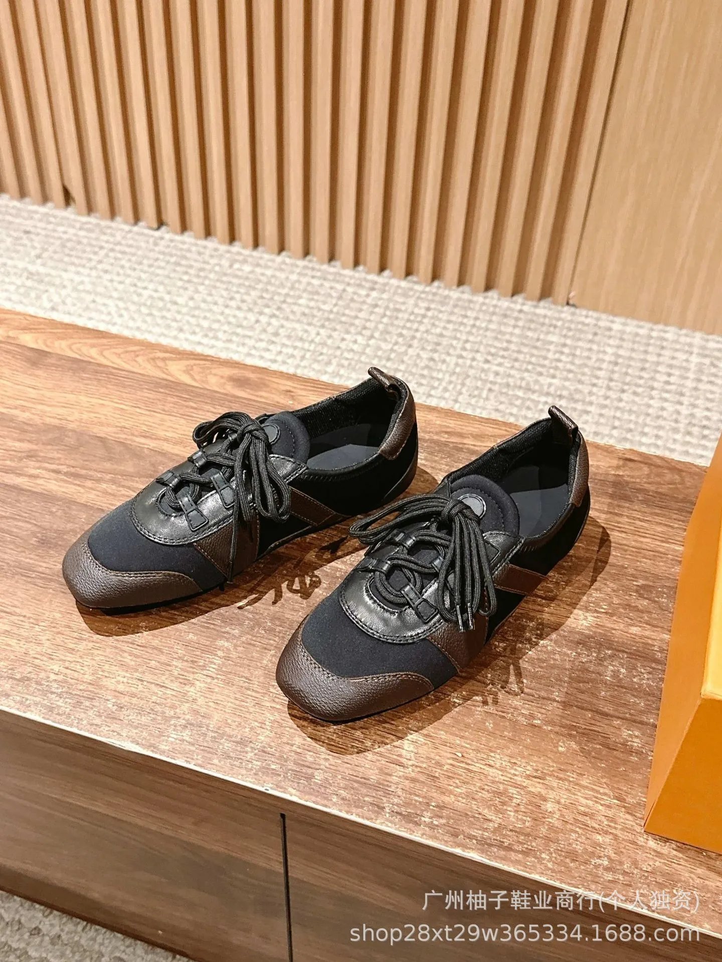 Design Retro-Style Low-Top Sneakers Black/Brown