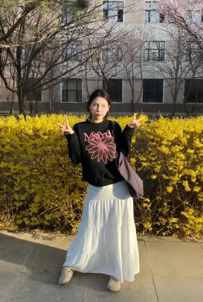 Mardi Flower Embroidered Oversized Sweatshirt in Beige with Pink Lace Skirt - 33