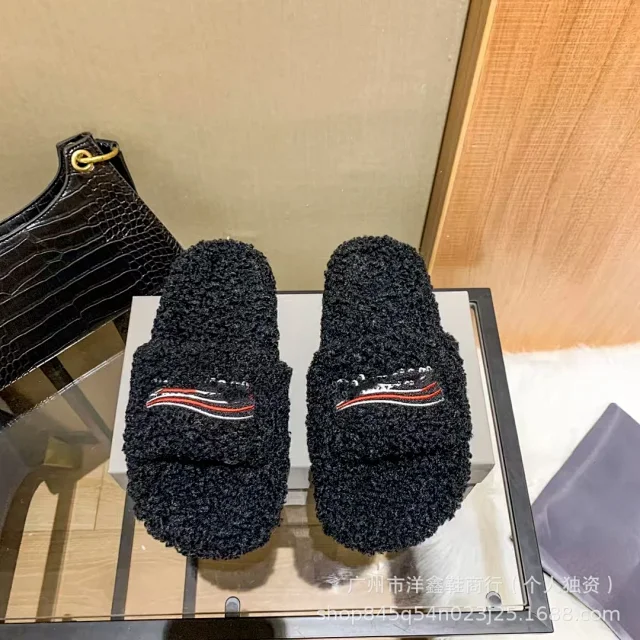 Miu Slippers Teddy-Fleece Logo Embroidered Slide product detail image 4