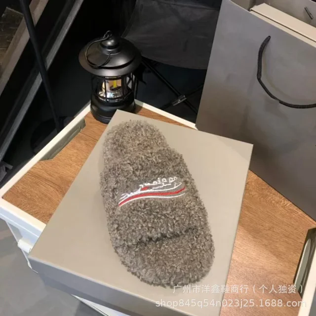 Miu Slippers Teddy-Fleece Logo Embroidered Slide product detail image 20