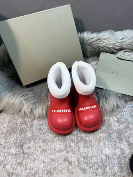 Balenciaga Snow Boots Red with White Faux Fur Trim - 4
