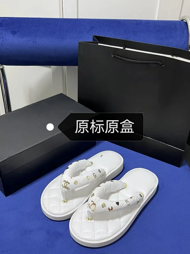 Chanel Sandals Quilted Platform Thong with Charm Details product detail image 5