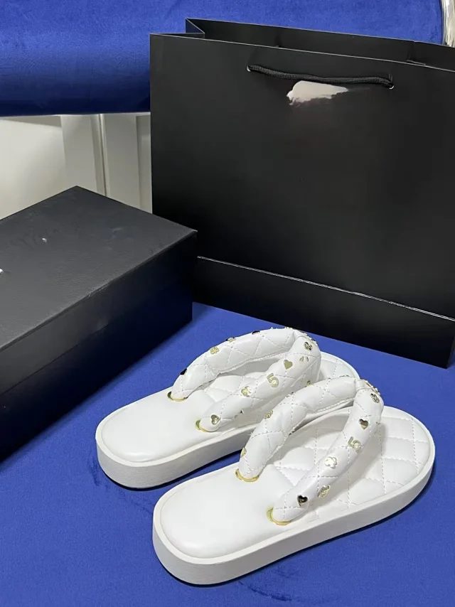 Chanel Sandals Quilted Platform Thong with Charm Details product detail image 3