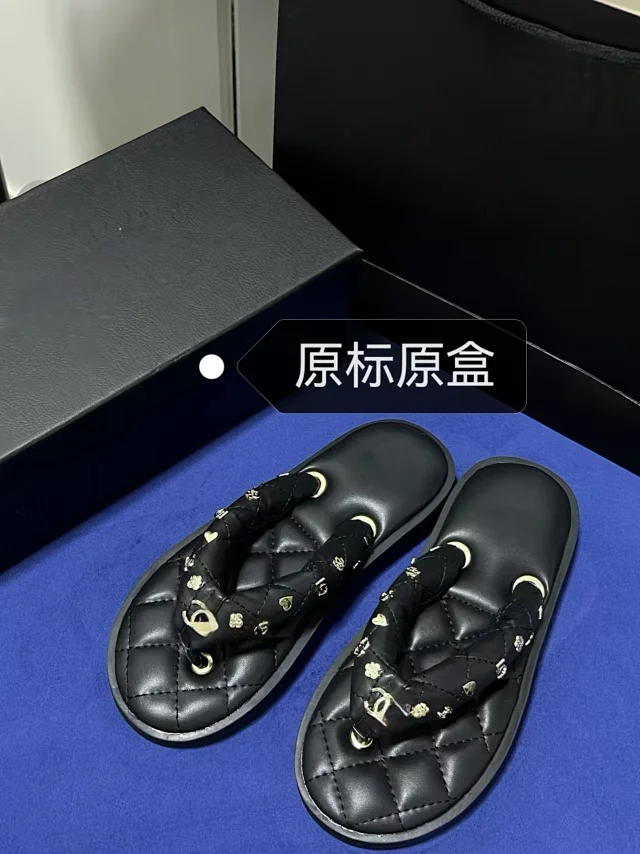 Chanel Sandals Quilted Platform Thong with Charm Details product detail image 2