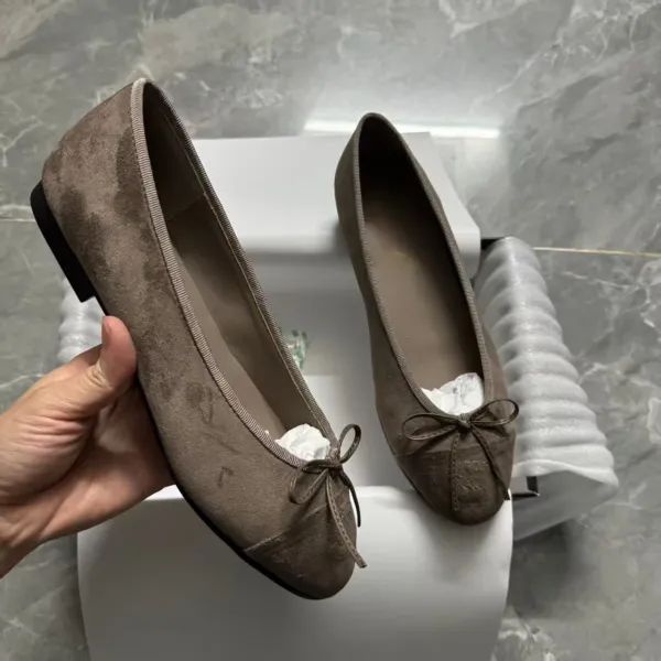 Miu Miu Bow-Embellished Suede Loafers Pink - 5