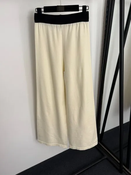 Design Two-Tone V-Neck Sweater and Wide-Leg Pants Set Beige - 10
