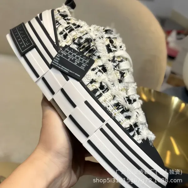 VEE2E Distressed White Platform Slip-On Sneakers - 4
