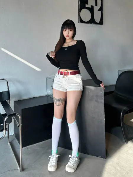 Read & Recreation Square Neck Long Sleeve Crop Top Black - 28