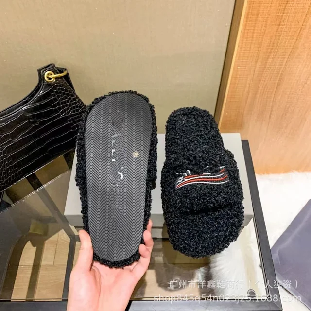 Miu Slippers Teddy-Fleece Logo Embroidered Slide product detail image 9