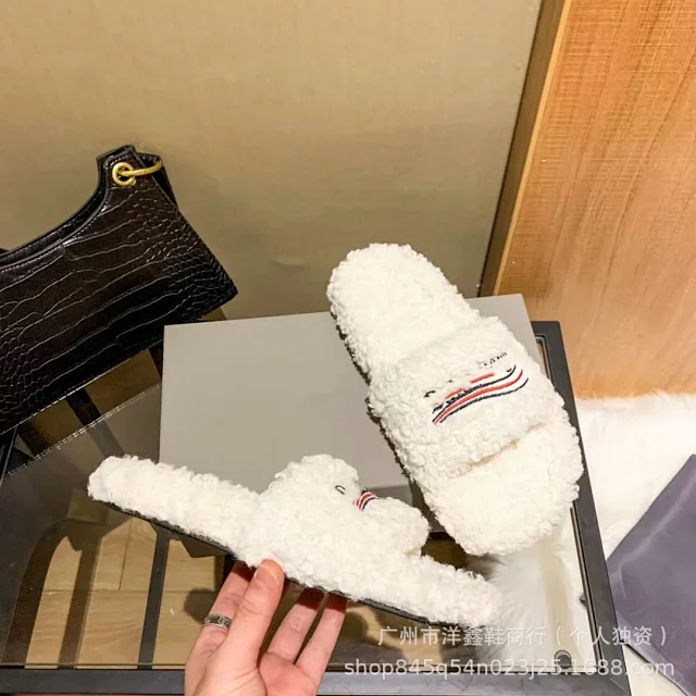 Miu Slippers Teddy-Fleece Logo Embroidered Slide product detail image 12