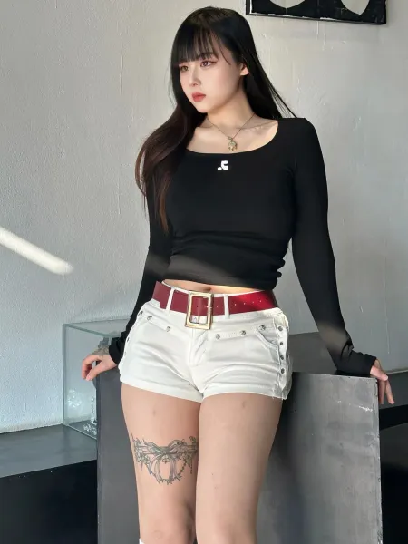 Read & Recreation Square Neck Long Sleeve Crop Top Black - 26