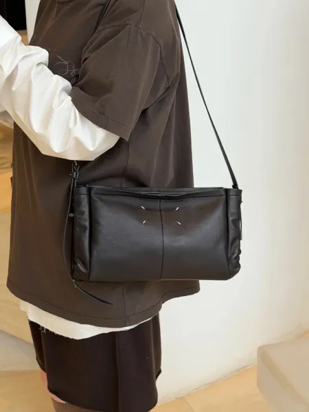 Bottega Veneta The Pouch Black Leather Underarm Bag - 7