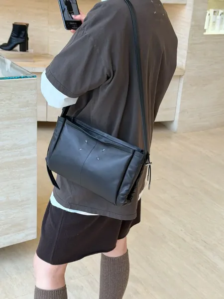 Bottega Veneta The Pouch Black Leather Underarm Bag - 8
