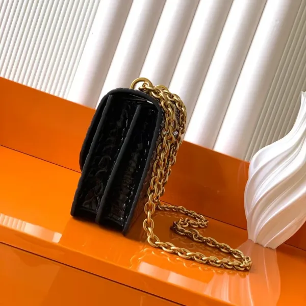 Valentino Garavani VLogo Chain Bag Red Shoulder Bag - 5