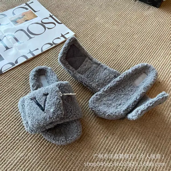 Valentino Garavani VLogo Shearling Slippers Brown - 30